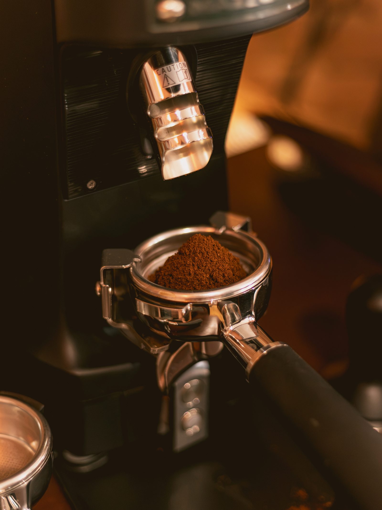 Le moulin à café et un porte-filtre rempli de mouture